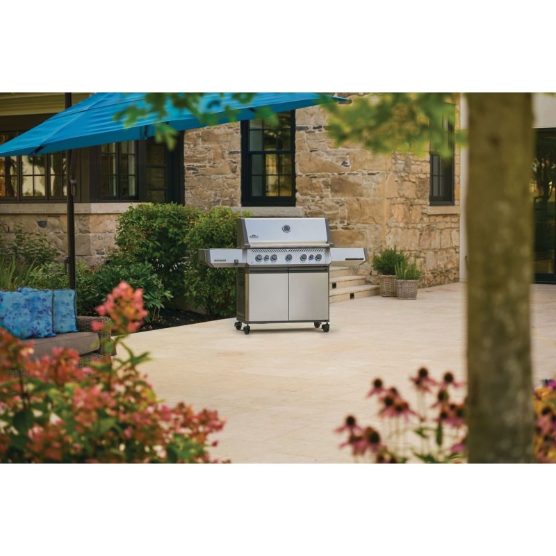 Barbecue Napoleon Prestige 665 RSIB all'aperto