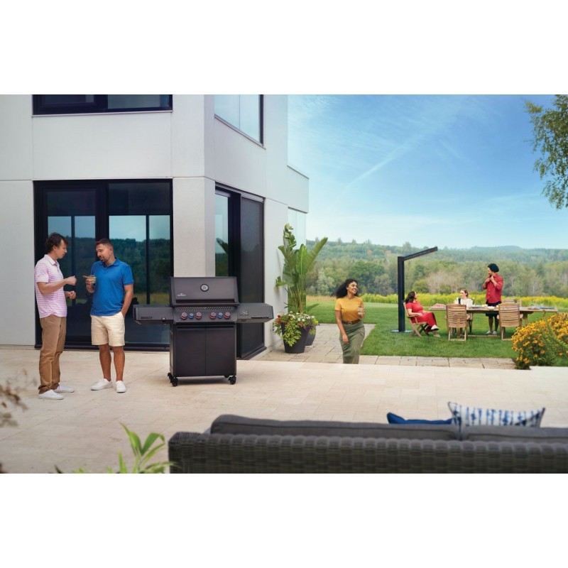 Barbecue Napoleon Phantom Prestige 500 Connected all'aperto