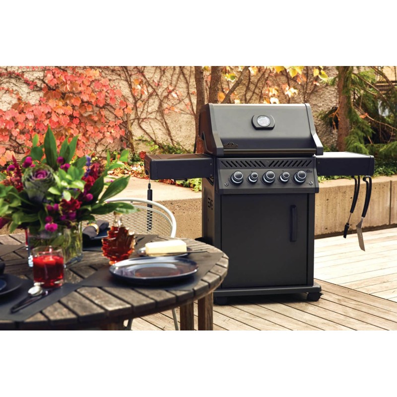 Barbecue Napoleon Phantom Rogue SE 425 RSIB all'aperto