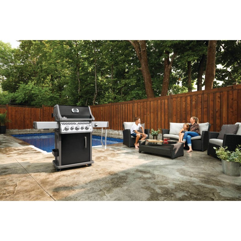 Barbecue Napoleon Rogue RSE 525 RSIBPK all'aperto